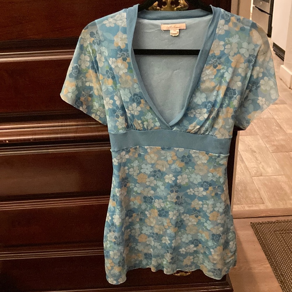 Intuitions short sleeve sheer blouse in a pretty blue floral pattern-great color